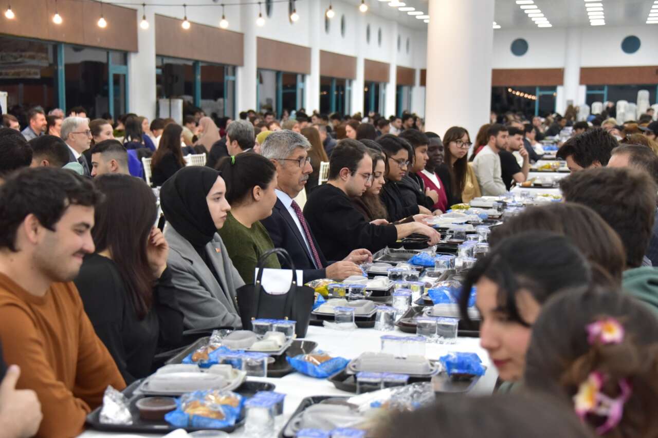 MSKÜ’de Ramazan Sofrası: Öğrenciler ve Protokol Aynı Sofrada 11